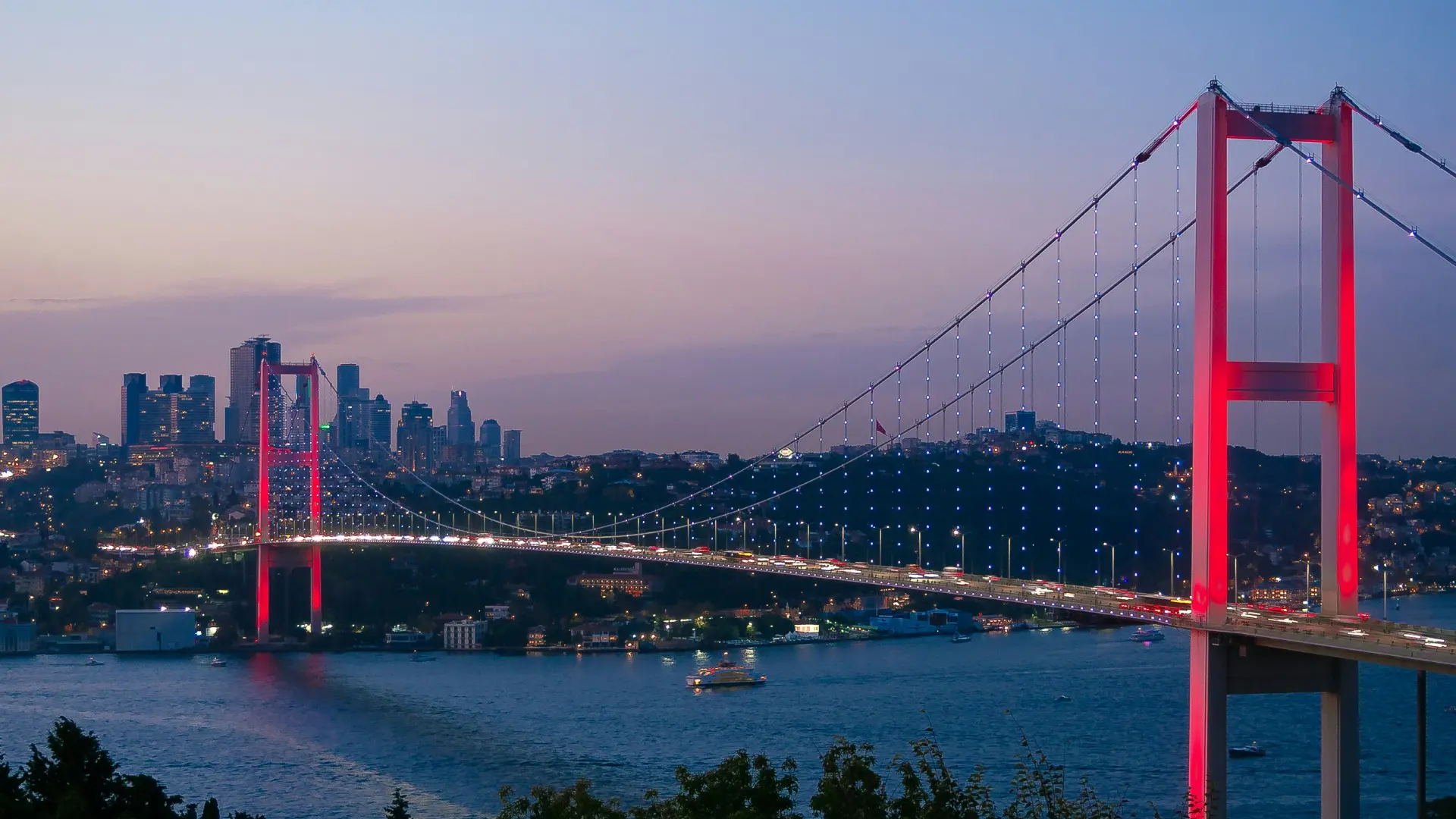 İstanbul Boğaz Köprüsü ve şehir manzarası